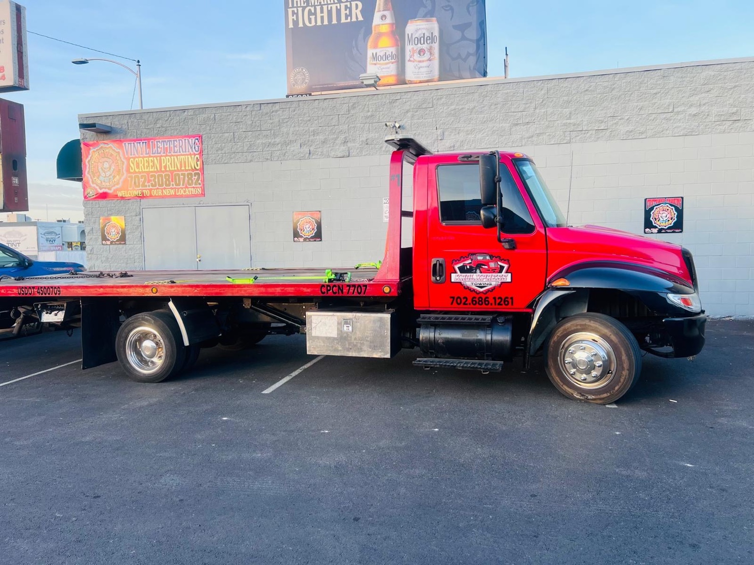 Tow truck Las Vegas night emergency